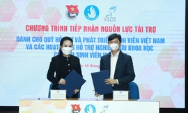 Anh Nguyễn Minh Triết, Bí thư T.Ư Đoàn, Chủ tịch T.Ư Hội SVVN ký kết với bà Lê Nữ Thùy Dương về tiếp nhận nguồn lực hỗ trợ 20 tỷ đồng. Ảnh: Bảo Anh