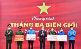 Bí thư thường trực T.Ư Đoàn Bùi Quang Huy trao tặng các phần quà tại chương trình