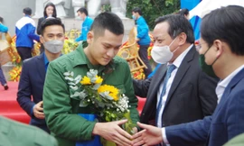 Các đại biểu tặng hoa tân binh lên đường nhập ngũ năm 2022