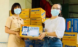  Đoàn công tác trao tặng nước và các vật phẩm cho Huyện Đoàn Đông Anh.