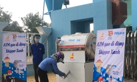 Người dân nhận gạo tại ATM gạo di động