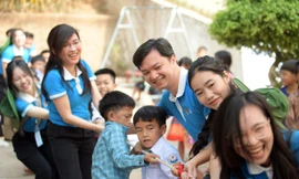 Sinh viên mang 'bữa tiệc trò chơi' đến với học sinh Mường Nhé