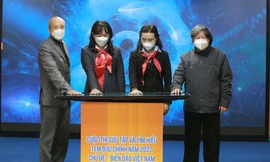 Các đại biểu phát động cuộc thi Sưu tập và tìm hiểu tem Bưu chính năm 2022 . Ảnh: Bảo Anh