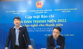 Ông Tạ Văn Hạ, Phó Chủ nhiệm Ủy ban Văn hóa, Giáo dục của Quốc hội; anh Nguyễn Tường Lâm, Bí thư T.Ư Đoàn, Phó Chủ nhiệm Thường trực UBQG về Thanh niên Việt Nam (bên phải) thông tin về Diễn đàn chính sách quốc gia đối với thanh niên 