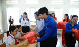 Anh Nguyễn Ngọc Lương, Bí thư T.Ư Đoàn, Chủ tịch T.Ư Hội LHTN Việt Nam tặng quà cho các em thiếu nhi tại lễ ra quân Chiến dịch Thanh niên tình nguyện hè năm 2022 của Thành Đoàn Hà Nội