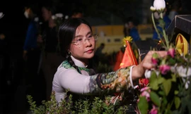 Chị Nguyễn Phạm Duy Trang, Bí thư T.Ư Đoàn, Chủ tịch Hội đồng Đội T.Ư thắp nến tri ân tại Nghĩa trang Liệt sĩ TP. Hà Nội