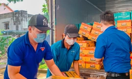 Đội thanh niên tình nguyện tại Bình Dương tiếp nhận các món quà để trao tận tay cho sinh viên, lao động nghèo