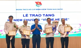 Bí thư thường trực T.Ư Đoàn Nguyễn Anh Tuấn trao tặng Kỷ niệm chương Vì thế hệ trẻ cho ông Hồ Đức Phớc, Tổng Kiểm toán Nhà nước và các lãnh đạo Kiểm toán Nhà nước.