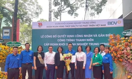Gắn biển công trình thanh niên cấp Khối trong Chiến dịch Kỳ nghỉ hồng