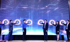 Các đại biểu nhấn nút khởi động cuộc thi Finnovation 2022.