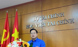 Anh Trần Quang Hưng, Phó Chủ tịch T.Ư Hội SVVN, Phó Bí thư Thành đoàn, Chủ tịch Hội Sinh viên TP. Hà Nội trao đổi tại Diễn đàn