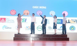 BTC thực hiện nghi thức phát động cuộc thi viết “Vượt lên số phận” lần thứ V. 