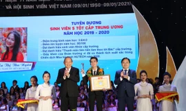 Ông Trương Hòa Bình, Ủy viên Bộ Chính trị, Phó Thủ tướng thường trực Chính phủ và anh Nguyễn Anh Tuấn, Bí thư thứ nhất T.Ư Đoàn, Chủ tịch T.Ư Hội LHTN Việt Nam trao tặng danh hiệu Sinh viên 5 tốt cấp T.Ư. Ảnh: Lâm Đăng Hải