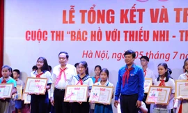 Ông Trần Thanh Mẫn, Bí thư T.Ư Đảng, Chủ tịch Ủy ban T.Ư MTTQ Việt Nam; anh Lê Quốc Phong, Bí thư thứ nhất T.Ư Đoàn trao thưởng cho các thí sinh đạt giải Nhất. 