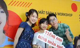 "Hotgirl 7 thứ tiếng" Khánh Vy (bên trái) và hotboy Nguyễn Thiện Khiêm (bên phải) ra mắt sách "Tiếng Anh không khó, đừng nhăn nhó". Ảnh: Dương Triều