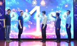 Các đại biểu nhấn nút khởi động Cuộc thi lập trình Oraichain Hackathon