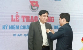 Anh Nguyễn Anh Tuấn, Bí thư thứ nhất T.Ư Đoàn, Chủ tịch Hội LHTN Việt Nam trao tặng Kỷ niệm chương "Vì thế hệ trẻ" cho ông Nguyễn Đắc Vinh, nguyên Bí thư thứ nhất T.Ư Đoàn,Ủy viên Ban Chấp hành T.Ư Đảng, Phó Chánh Văn phòng T.Ư Đảng.