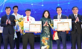 Ông Nguyễn Phước Lộc, Phó Trưởng ban Dân vận T.Ư; anh Bùi Quang Huy, Bí thư T.Ư Đoàn, Chủ tịch T.Ư Hội SVVN và bà Ngô Thị Minh, Thứ trưởng Bộ Giáo dục và Đào tạo trao tặng phần thưởng cho 3 công trình tiêu biểu năm 2020. ẢNH: BẢO ANH 