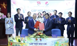 Anh Bùi Quang Huy, Bí thư thường trực T.Ư Đoàn, Chủ tịch T.Ư Hội SVVN (bên phải) và đại diện công ty TNHH Nước Giải khát Suntory PepsiCo Việt Nam ký kết chương trình phối hợp giai đoạn 2020-2023. Ảnh: Lâm Đăng Hải