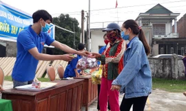 Người dân đổi rác thải nhựa lấy khẩu trang, xà phòng.