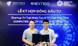 Ông Nguyễn Hoà Bình – Chủ tịch Tập đoàn NextTech- Sáng lập Quỹ Next100 và ông Nguyễn Văn Việt - CEO & Co-Founder Computer Vision Vietnam trong Lễ ký kết hợp đồng đầu tư.