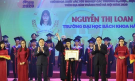 Các thủ khoa xuất sắc tốt nghiệp của TP Hà Nội được vinh danh năm 2020. Ảnh: Bảo Anh