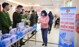 Công an TP Hà Nội tặng khẩu trang, nước rửa tay phòng chống dịch COVID -19 cho người dân Thủ đô. 