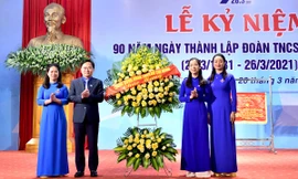 Anh Nguyễn Anh Tuấn, Ủy viên T.Ư Đảng, Bí thư thứ nhất T.Ư Đoàn, Chủ tịch Hội LHTN Việt Nam tặng hoa chúc mừng Tỉnh Đoàn Tuyên Quang.
