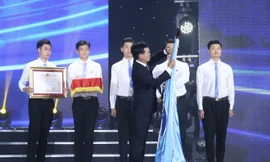 Uỷ viên Bộ Chính trị, Bí thư T.Ư Đảng, Trưởng ban Tuyên giáo T.Ư Võ Văn Thưởng trao tặng Huân chương Độc lập hạng Nhất cho Hội Sinh viên Việt Nam. Ảnh; Bảo Anh