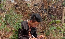 Tranh thủ giờ nghỉ làm, cậu học trò dân tộc Mông Sùng A Sì ngồi ở rừng làm bài tập nộp cho đúng thời hạn của cô giáo đưa ra.