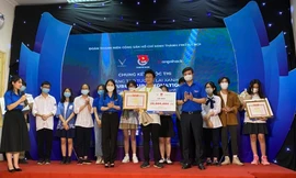 Anh Bùi Quang Huy, Ủy viên dự khuyết T.Ư Đảng, Bí thư Thường trực T.Ư Đoàn, Chủ tịch T.Ư Hội SVVN trao giải Nhất cho đội Planeteers.