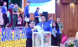 Các đại biểu bỏ phiếu bầu BCH Tỉnh Đoàn Lào Cai, nhiệm kỳ 2022 - 2027. Ảnh: Trọng Tài