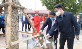 Bí thư T.Ư Đoàn Ngô Văn Cương trồng cây mộc miên tại quần thể di tích thắng cảnh suối Yến - chùa Hương. Ảnh: Dương Triều