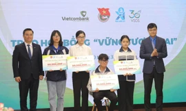 Trao tặng 6 tỷ đồng học bổng 'Vững tương lai' cho học sinh, sinh viên 