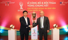 HLV Park Hang-seo và Vụ trưởng Vụ Giáo dục Thể chất tại lễ công bố và bốc thăm Vòng Chung kết Giải vô địch Bóng đá sinh viên toàn quốc 2022