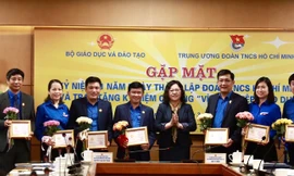 Bà Ngô Thị Minh, Thứ trưởng Bộ GD&ĐT trao tặng Kỷ niệm chương “Vì sự nghiệp giáo dục” cho cán bộ thuộc các ban, đơn vị T.Ư Đoàn. Ảnh: Bảo Anh