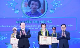 Ông Trần Thanh Mẫn, Ủy viên Bộ Chính trị, Phó Chủ tịch Thường trực Quốc hội (bên trái); anh Nguyễn Anh Tuấn, Bí thư thứ nhất T.Ư Đoàn trao tặng phần thưởng cho cán bộ, công chức, viên chức trẻ giỏi. Ảnh: Bảo Anh