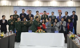 Thượng tướng Trần Quang Phương, Ủy viên T.Ư Đảng, Phó Chủ nhiệm TCCT QĐND Việt Nam; anh Nguyễn Anh Tuấn, Bí thư thứ nhất T.Ư Đoàn, Chủ tịch Hội LHTN Việt Nam ký kết chương trình phối hợp của hai đơn vị.