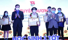 Bí thư thường trực T.Ư Đoàn Bùi Quang Huy (bên trái) trao tặng danh hiệu "Học sinh 3 tốt" năm học 2020-2021. Ảnh: Dương Triều