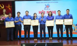 Anh Nguyễn Anh Tuấn, Ủy viên T.Ư Đảng, Bí thư thứ nhất T.Ư Đoàn và Bí thư T.Ư Đoàn Nguyễn Ngọc Lương tặng Bằng khen cho các đơn vị có thành tích xuất sắc trong triển khai, tổ chức các hoạt động TTN 2022. Ảnh: Lâm Đăng Hải