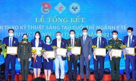 Bí thư thường trực T.Ư Đpàn Bùi Quang Huy trao tặng Kỷ niệm chương Vì thế hệ trẻ cho 19 cá nhân xuất sắc tại Hội thao Kỹ thuật sáng tạo tuổi trẻ ngành y tế khu vực Hà Nội lần thứ 29 năm 2021. Ảnh: Bảo Anh