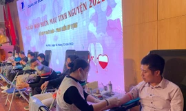 Hàng trăm bạn trẻ xếp hàng hiến máu trong ngày Hà Nội lạnh giá