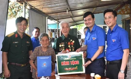 Bí thư thứ nhất Trung ương Đoàn thăm, tặng quà Chiến sĩ Điện Biên 