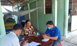 ĐVTN tỉnh Hậu Giang đến từng nhà dân hỗ trợ khai báo y tế
