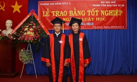 Vợ chồng sinh viên luật U70 tốt nghiệp