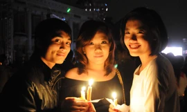 Các bạn trẻ háo hức hưởng ứng chiến dịch Giờ Trái đất 2012. Ảnh: Tuấn Nguyễn
