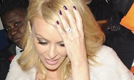 Nữ ca sĩ Kylie Minogue vừa tạo “bão” cho người hâm mộ khi công khai tiết lộ chuyện đính hôn với nam diễn viên Joshua Sasse, người bạn trai kém cô tới 19 tuổi. Kèm theo đó, Kylie cũng khoe ra một chiếc nhẫn đính hôn nạm kim cương siêu “khủng”.
