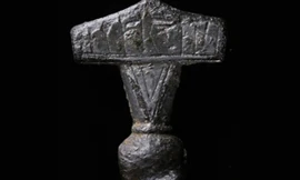 Tấm bùa hộ mệnh được tìm thấy ở đảo Lolland, Đan Mạch. Ảnh: Discovery News