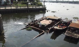 Hiện trường sà lan chìm.