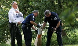 Cảnh sát thu thập chứng cứ tại hiện trường. Ảnh: Chicago Tribune